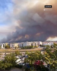 Çanakkale'deki orman yangını kuvvetli rüzgarla şehir merkezine çok yaklaştı.