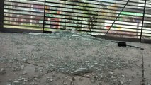 Porta de sala comercial é destruída por disparo de arma de fogo em ocorrência de roubo de carro
