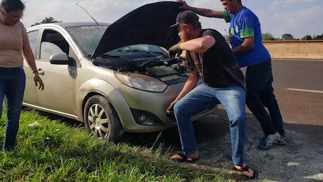 Bombeiros combatem incêndio em veículo às margens da BR-467