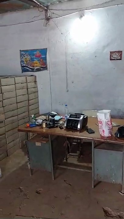 Thieves broke into the liquor shop and took awa...