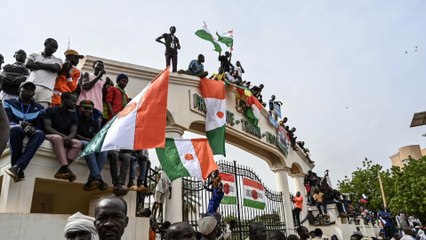 ما القرار التصعيدي الذي اتخذه مجلس السلم والأمن بشأن النيجر؟