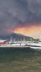 Des plaisanciers regardent les feux de forêt brûler en Colombie-Britannique