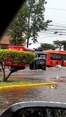 Un réservoir d'eau flotte dans une rue inondée au Mexique
