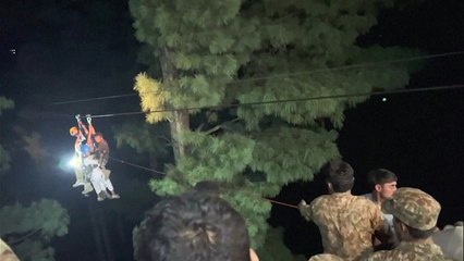 Rescatan a los 8 ocupantes de teleférico parado a 350 m de altura en Pakistán