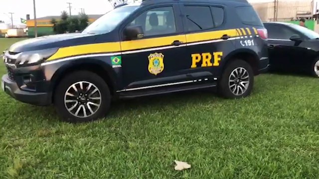 PRF realiza fiscalização de trânsito no Trevo do Guarujá