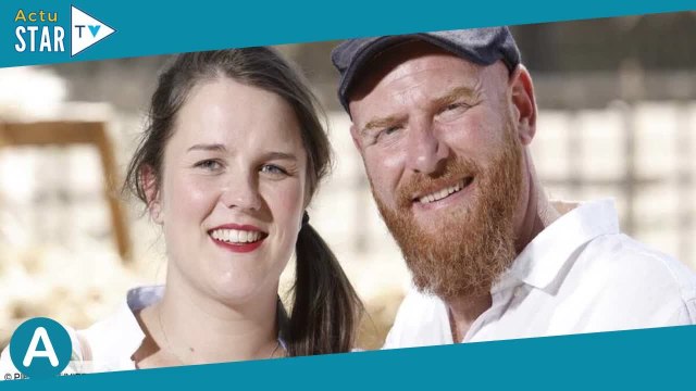 Lucile L’amour est dans le pré très amoureuse ce cadeau de Jérôme qu’elle garde précieusement