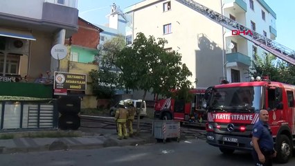 Sultanbeyli'de 2 Katlı Binanın Çatısında Yangın Çıktı
