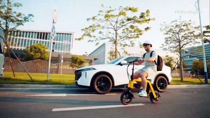 Mini e-bike barata fica do tamanho de uma mala em segundos