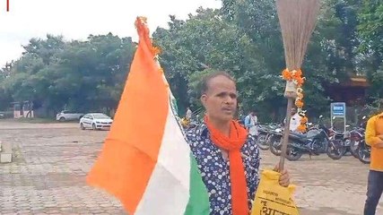 बुरहानपुर: सफाईकर्मी का अनोखा विरोध प्रदर्शन, प्रशासन को दी चेतावनी