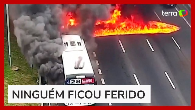 Ônibus pega fogo, e passageiros correm para escapar das chamas em Buenos Aires