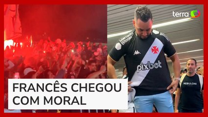 Torcida do Vasco lota aeroporto e faz festa para receber Payet em desembarque no RJ