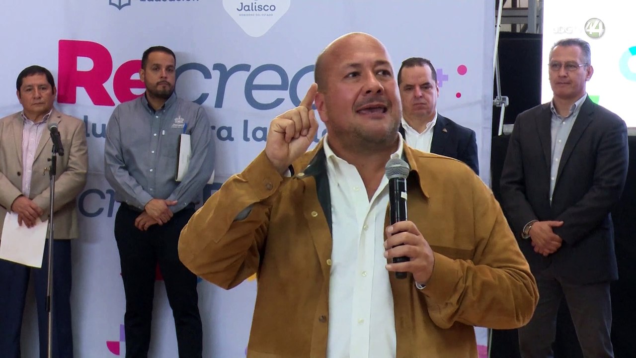 Docentes abuchean a Alfaro por no entregar libros de texto