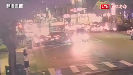 BMW駕駛疑癲癇發作逆向撞7車 命危騎士脫險（翻攝畫面）