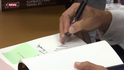 Nicolas Sarkozy en dédicace à la Baule