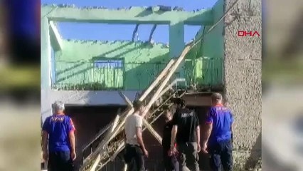 Elazığ'da yıkım sırasında balkon çöktü, 2 işçi yaralandı