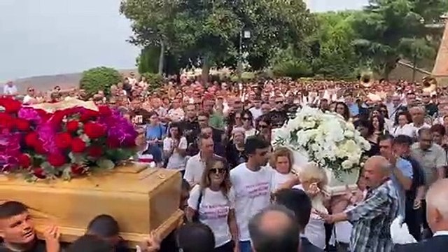 Vola in alto insieme a mamma , a Nicotera dolore e commozione per l'addio ad Antonella e alla sua piccola Maya