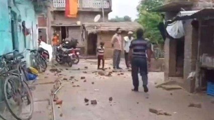 सारण: बच्चों के विवाद में जमकर चले ईंट और पत्थर, दस लोग घायल, देखिए लाइव वीडियो