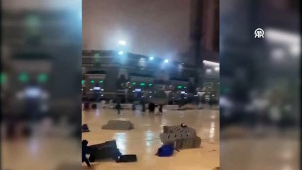Arabistan tarihinde görülmemiş fırtına! İnsanlar yerlerde metrelerce sürüklendi