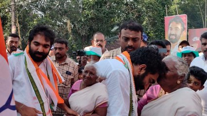 പ്രചരണത്തിനിടെ ചാണ്ടി ഉമ്മന് സ്നേഹചുംബനം നൽകി ഒരമ്മ