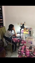 "Siempre te apoyaré": Padre sorprende al dejarse poner uñas acrílicas por su hija