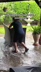 Mulher aproveita água da chuva para lavar sofá