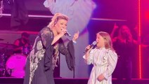 Kelly Clarkson’s daughter joins her on stage to sing during Las Vegas residency
