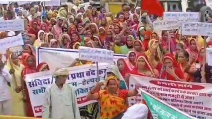 उदयपुर: कुक कम हेल्पर ने कलेक्ट्रेट पर किया प्रदर्शन, मांगों को लेकर DM को सौंपा ज्ञापन