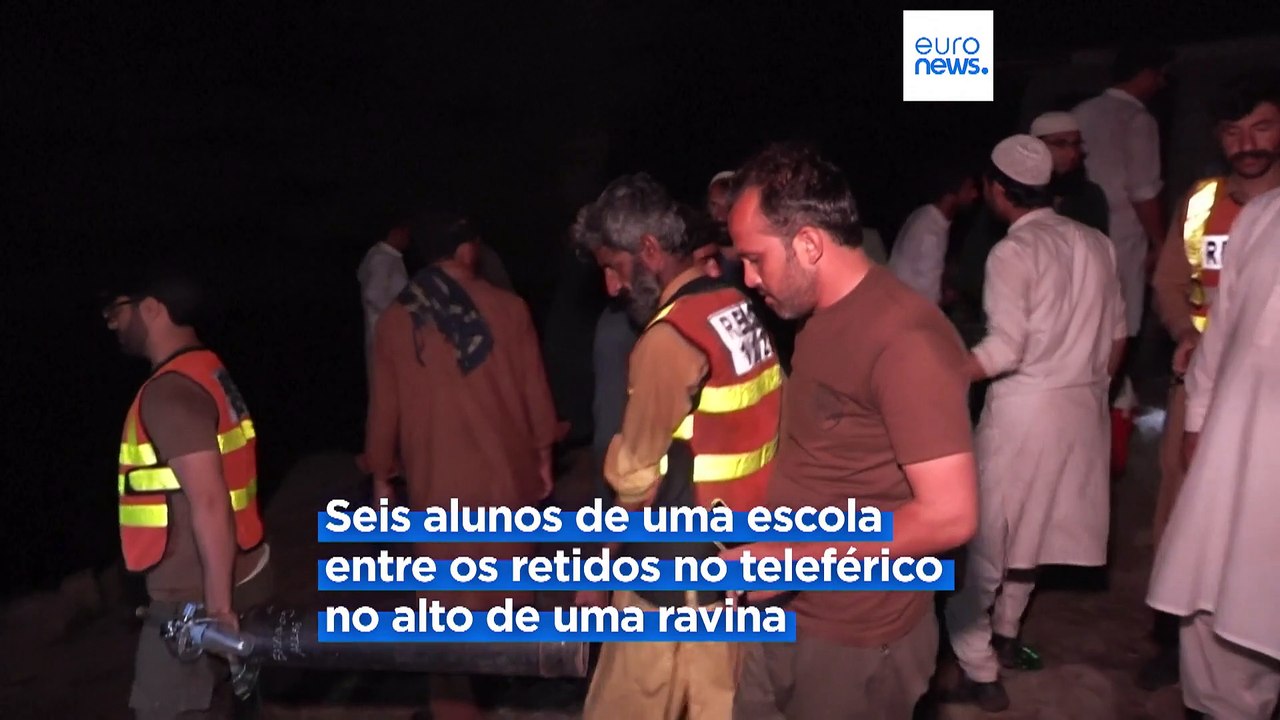 Seis crianças e dois adultos resgatados de teleférico pendurado no meio de vale no Paquistão
