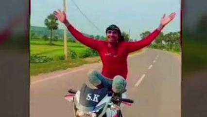 बाइक पर खतरनाक स्टंट का ऐसा वीडियो आपने देखा नहीं होगा, सोशल मीडिया में वायरल