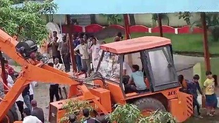 रतलाम: नाचते गाते शमसान में मनाया जश्न, अनोखा मामला देखें खबर