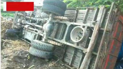 अररिया: बिस्कुट से भरा ट्रक हाईवे पर पलटा, बाल बाल बचे चालक-परिचालक