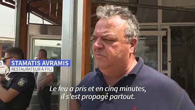 Un incendie fait rage près d'Athènes, les pompiers sont sur place et les habitants racontent