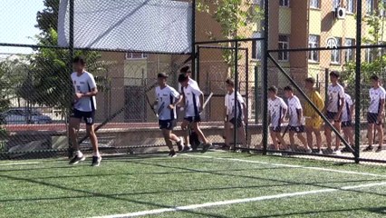 DİYARBAKIR - Çim hokeyi şampiyonu Diyarbakırlı çocuklar, yeni başarılar için yazı antrenmanla geçiriyor