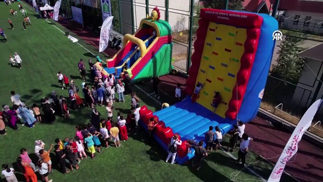 İSTANBUL - Bahçelievler Belediyesi, yaz okullarının kapanışını şöhretler karması maçıyla yaptı