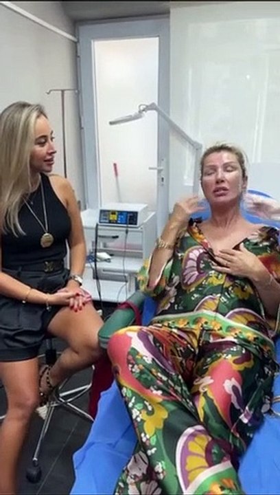 Seda Sayan, 'Dekolte Canavarı' İşlemi Yaptırdı