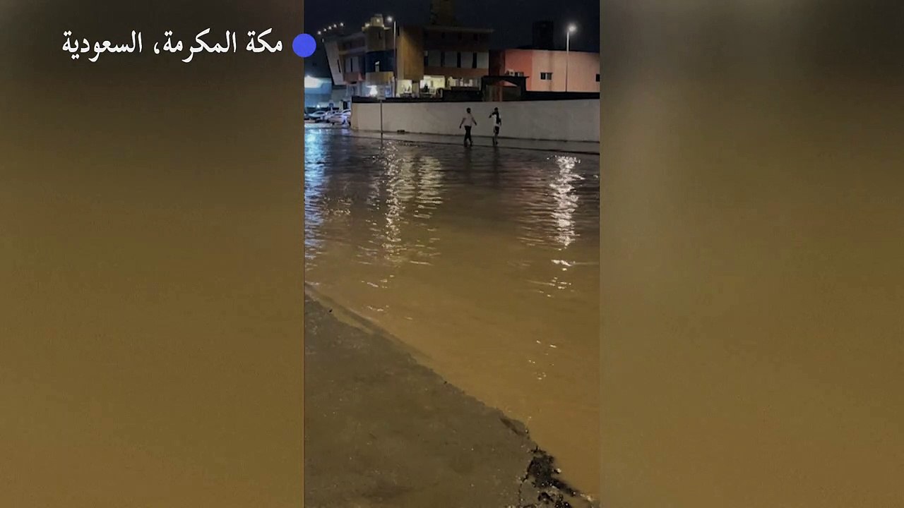 برق يضيء سماء مكة المكرمة