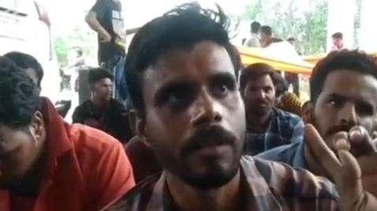 रतलाम: हनुमान मंदिर पर ध्वज लगाने के मुद्दे को लेकर ग्रामीण ध्वज लेकर पहुंचे यहां..