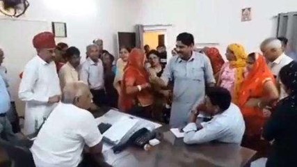 जयपुर: पानी की किल्लत से जूझ रहे लोगों ने किया जलदाय इंजीनियरों का घेराव, देखें विडियो