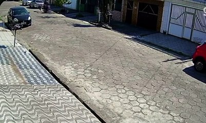 Idosa cai violentamente no chão após ter bolsa arrancada por suspeito em moto; veja
