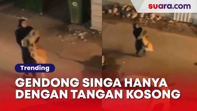 Viral! Momen Emak-Emak Gendong Singa, Warganet: Raja Hutan pun Takluk!