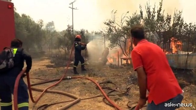 Nuova ondata di incendi in Grecia: morti e molti evacuati