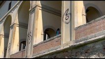 A Firenze nella notte i graffiti imbrattano il Corridoio vasariano