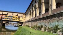 A Firenze nella notte i graffiti imbrattano il Corridoio vasariano