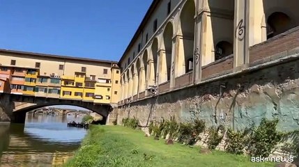 A Firenze nella notte i graffiti imbrattano il Corridoio vasariano