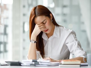 Mittagstief überwinden: Mit diesen Tipps gelingt's