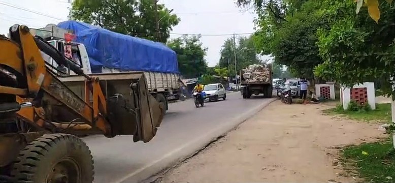 नगर पालिका के वाहनों पर ढाला नहीं होने से सड़क में गिर रहा कचरा