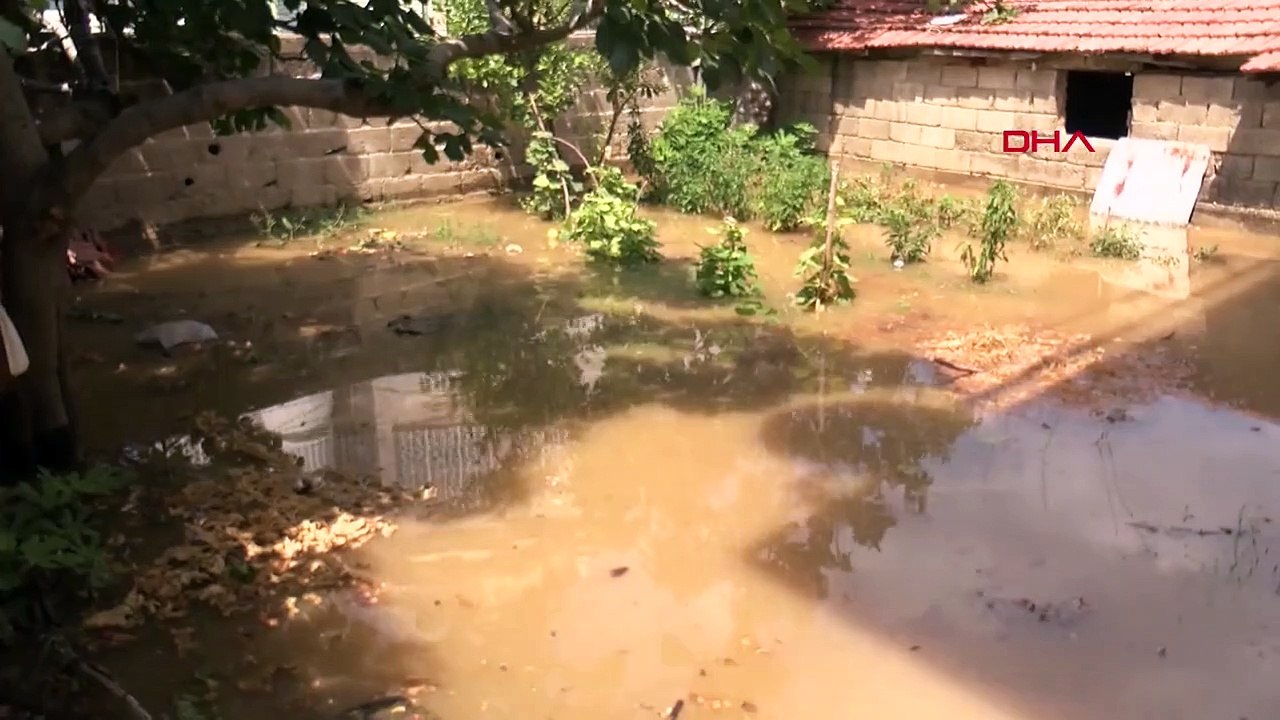 Une conduite d'eau a éclaté lors de travaux de construction à Izmir, les rues se sont remplies d'eau