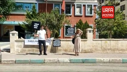 Şanlıurfa'da Bakan Yusuf Tekin’in toplantı yaptı bina önünde “şaibeli müdür” protestosu
