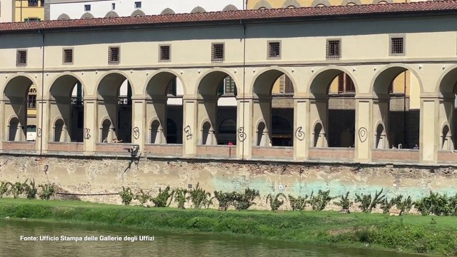 Firenze, imbrattate le colonne del Corridoio Vasariano