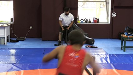 Katıldığı ilk Türkiye Şampiyonası'nda üçüncü olan minik güreşçi Botan, hedef yükseltti